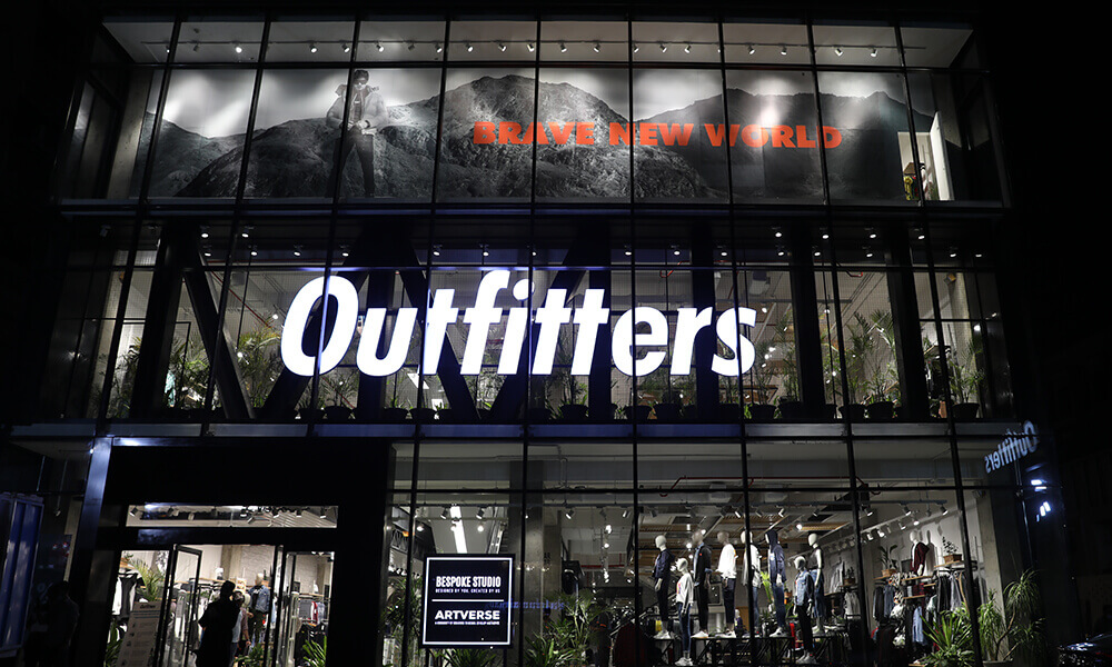 Outfitters 2004 - multi-city brand (mobile-img)